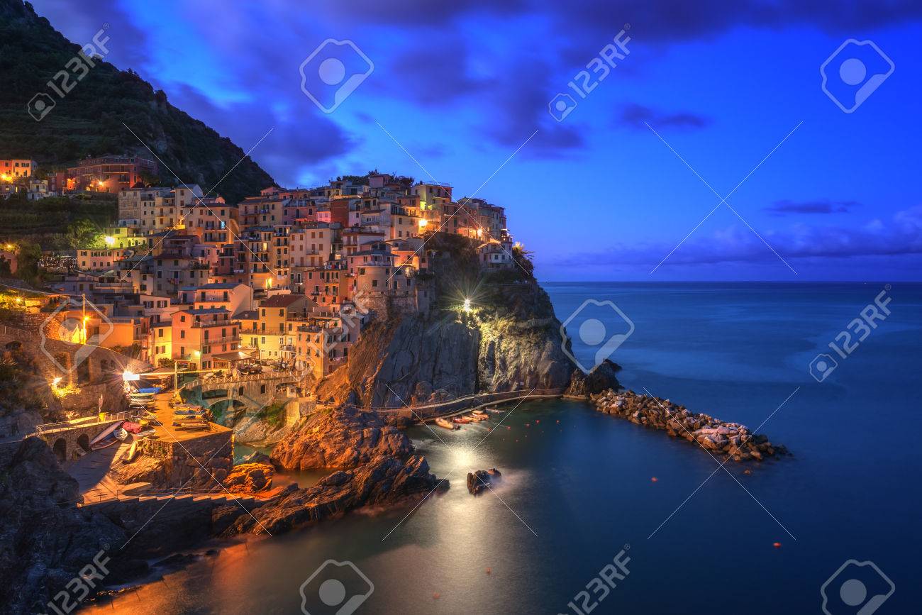 夜の前景に沿岸の岩と光 Manarola 市の絶景。東京銭湯♨️品川区大田区御朱印コース61湯達成記念バスタオル&御朱印帳&風呂桶。チンクエ ・ テッレ